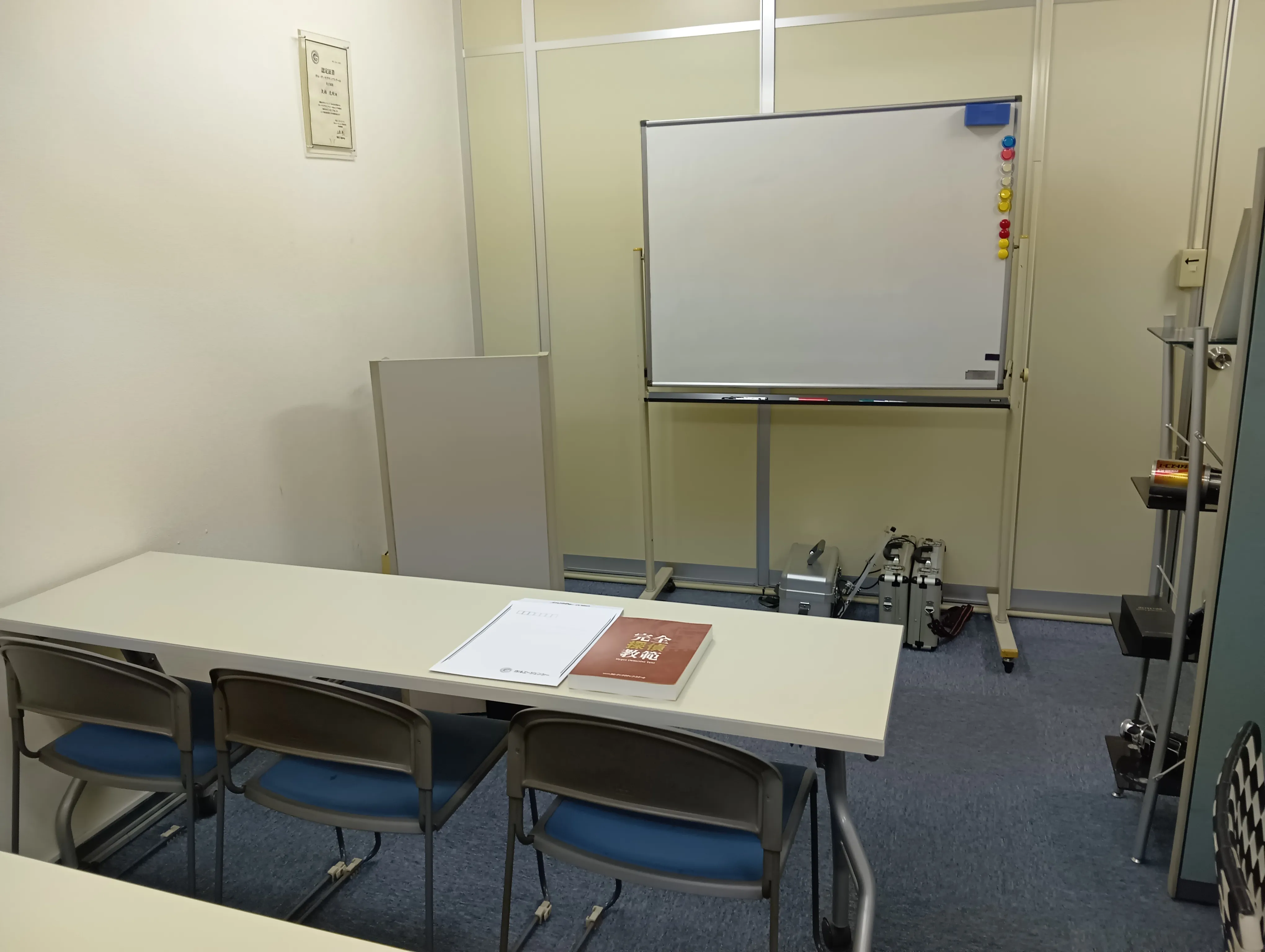 探偵社ガルエージェンシー名古屋駅西の相談室 会議テーブル