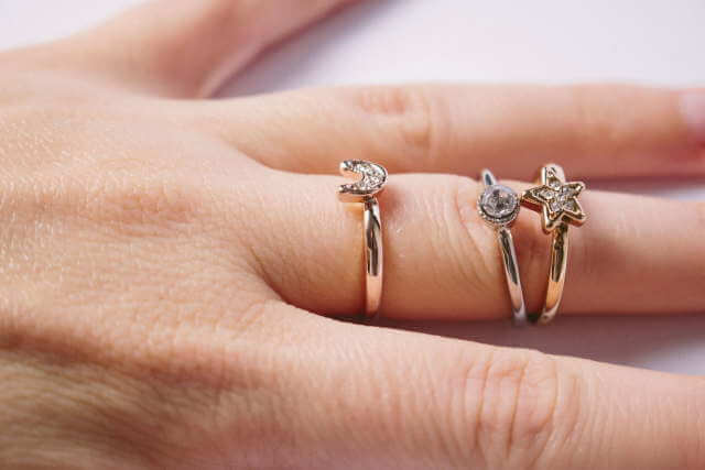 女性の指に複数の婚約指輪