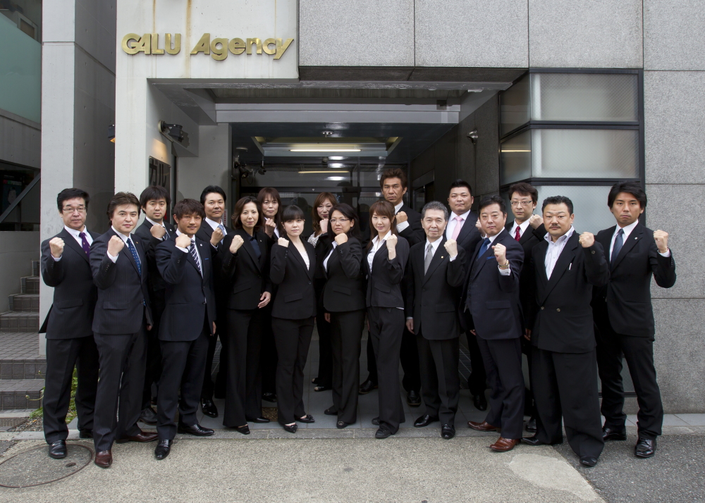 探偵社ガルエージェンシーのGPS発信機調査を行う調査スタッフ