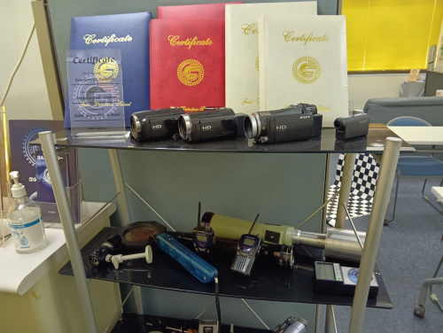 玄関に置かれた賞状や機材